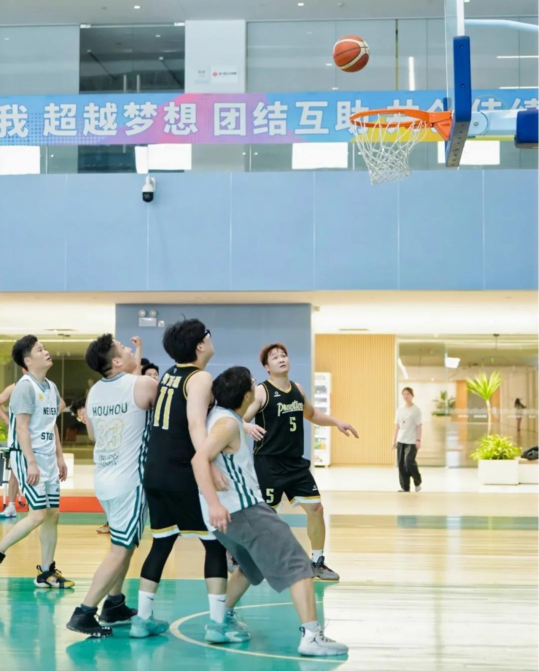 1751360586158411.jpg 卓尚服饰第十三届篮球联赛悄然落下帷幕